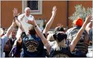 El Papa Francisco bendice a motociclistas en la Plaza de San Pedro