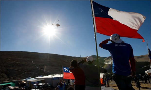 Los mineros chilenos vuelven a la mina para una ceremonia