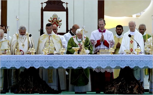 El papa implora a Dios por la paz en Oriente Medio en una misa en Beirut