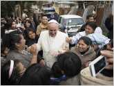El Papa Francisco visita por sorpresa un barrio pobre a las afueras de Roma
